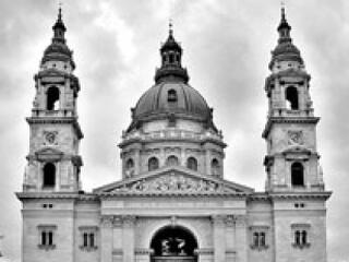 Garázsban rekedtek az autók a Bazilikánál