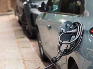 Döbbenet, az autósok fele hallani sem akar arról, hogy átüljön elektromos járműbe