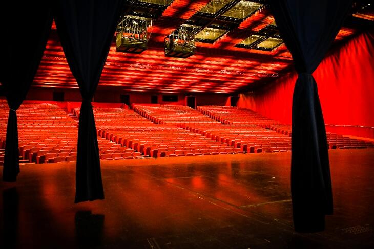 A Stadthalle F csarnokának nézőtere – hamarosan a közönség adja a meleget (Fotó: PID / Christian Fürthner)