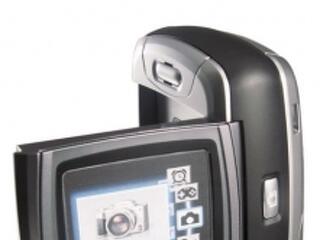 Panasonic X300 mobiltelefon oldalra nyíló kijelzővel