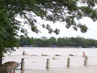 Több mint százan haltak meg az áradásokban
