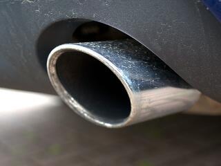 Tovább szigorítanak az autók széndioxid-kibocsátásán, de hogy lehet ezt betartani?