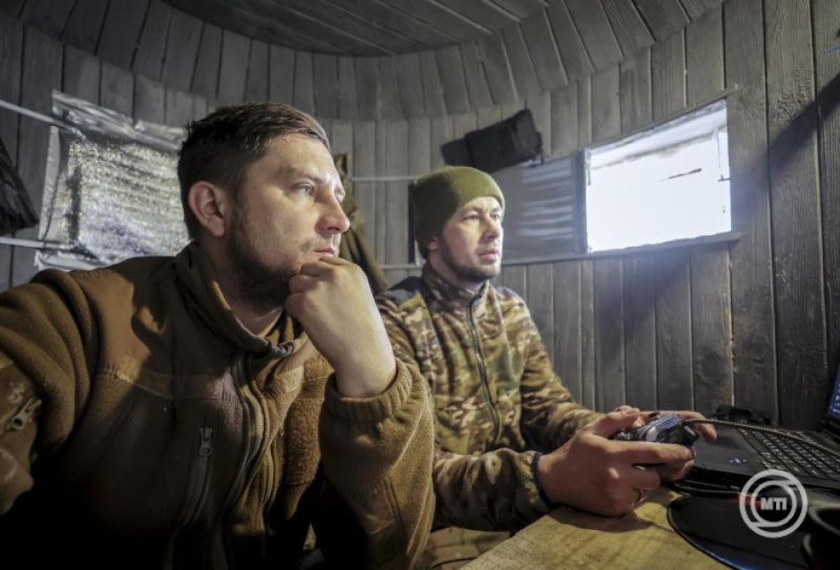 Az ukrán fegyveres erők 24. gépesített dandárjának katonája felderítő drónt irányít