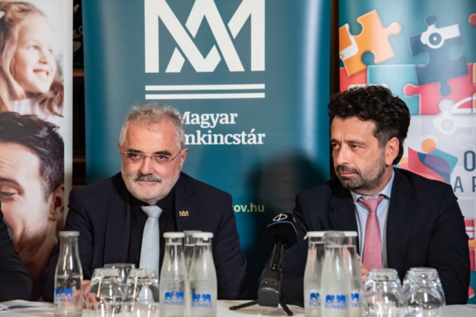 Bugár Csaba, a Magyar Államkincstár elnöke és Tóth Tibor, a Pénzügyminisztérium államtitkára a Legyél Te is Pénzügyi Junior Klasszis! pénzügyi tudatossági verseny beharangozó sajtótájékoztatóján