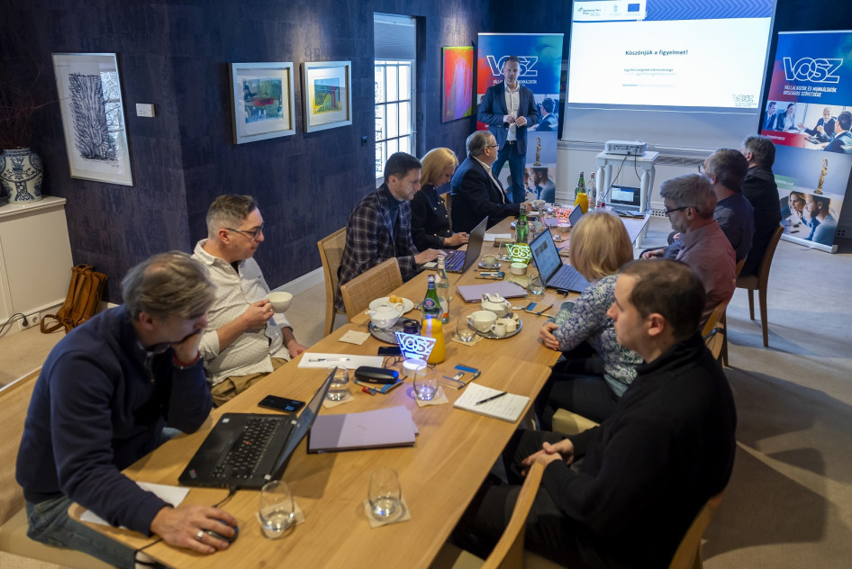 Mélyben a VOSZ Barométer. Fotó: VOSZ