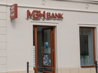 Leállt az egyik legnagyobb magyar bank