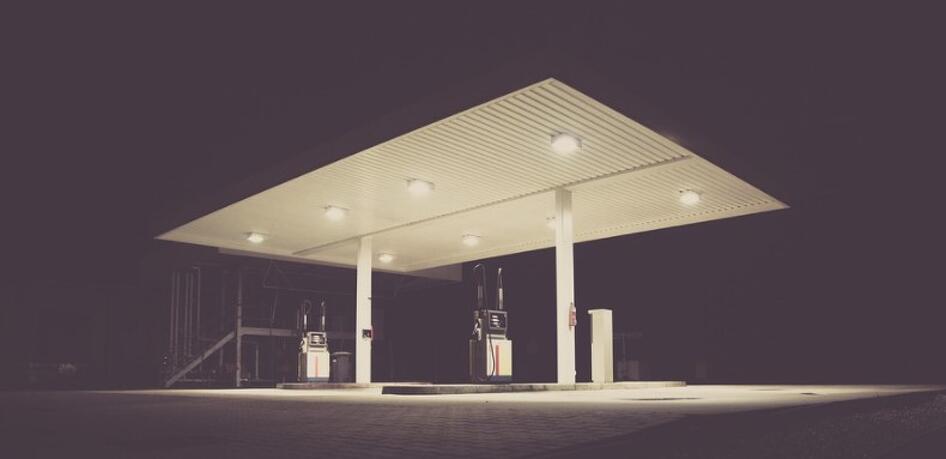 A magyar benzinkutasokat üti-vágja a hazai szabályozás