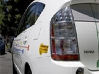 Hibrid autót fejlesztet a Google