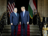 Orbán Viktor kormányfő és Donald Trump korábbi amerikai elnök, republikánus elnökjelölt tárgyalásuk előtt Trump floridai rezidenciáján, Mar-a-Lagóban (Fotó: MTI/Miniszterelnöki Sajtóiroda/Fischer Zoltán)