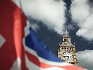 Meredeken zuhan a brit gazdaság