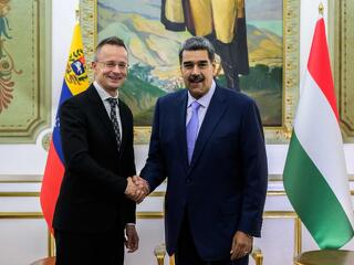 Nem érthető mit keresett Szijjártó Péter 3 évvel ezelőtt Venezuelában, ahol Maduróval kellemkedett