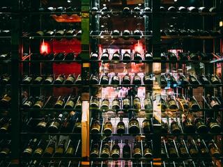 Visszaváltható borosüvegekkel zöldülhetnek a hazai áruházláncok