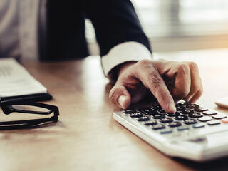 Több pénz marad a vállalkozóknál, százezrek járhatnak jól 