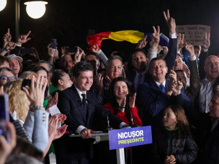 A Romániában élő magyarok által is támogatott új elnök teljesen szembe megy Orbán Viktorral