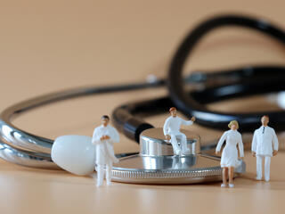 Ömlik a pénz az egészségpénztárakba