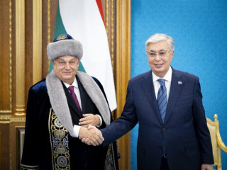 Nyomulnak a kipcsakok Trumpnál, Orbán Viktor előtt az üzbég elnök már jó üzletet kötött