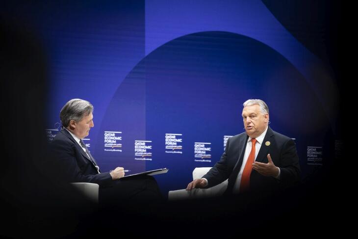 A Miniszterelnöki Sajtóiroda által közreadott képen Orbán Viktor miniszterelnök (j) felszólal a katari gazdasági fórumon Dohában 2023. május 23-án. Balról John Micklethwait, a Bloomberg főszerkesztője (Fotó: MTI/Miniszterelnöki Sajtóiroda/Benko Vivien Cher)