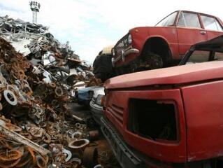 Képek: környezetbarát autóbontás