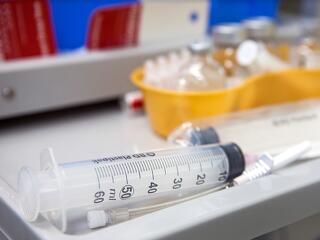 Bővült a lista: újabb dolgozóknak tették kötelezővé a védőoltást Ukrajnában