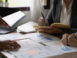 Egymásra licitálnak a bankok: ajándékpénzzel vadásznak a vállalkozókra