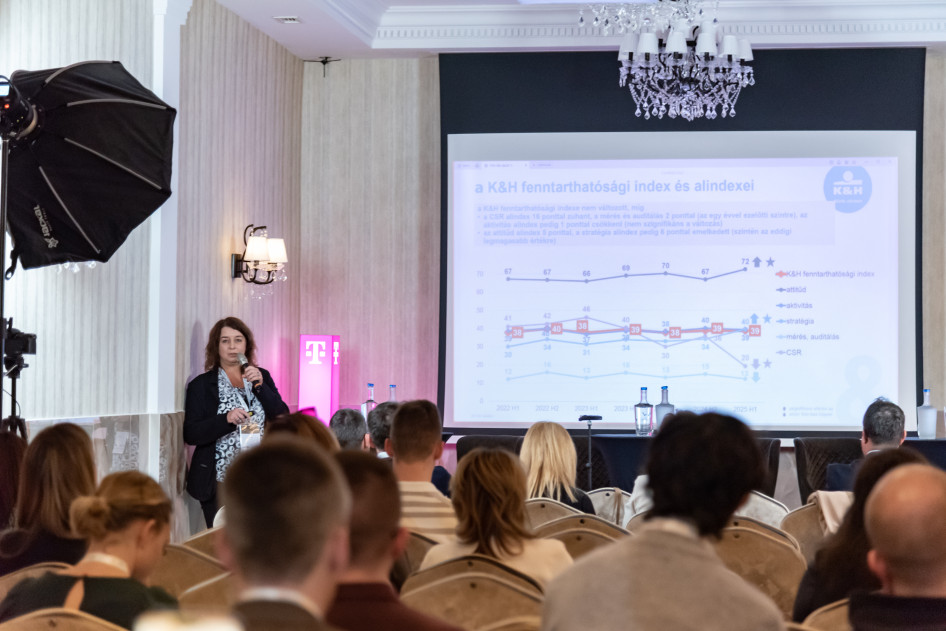 Urbán Mónika, a K&H Bank fenntarthatósági tanácsadója ad elő a Klasszis Fenntarthatóság 2025 konferencián