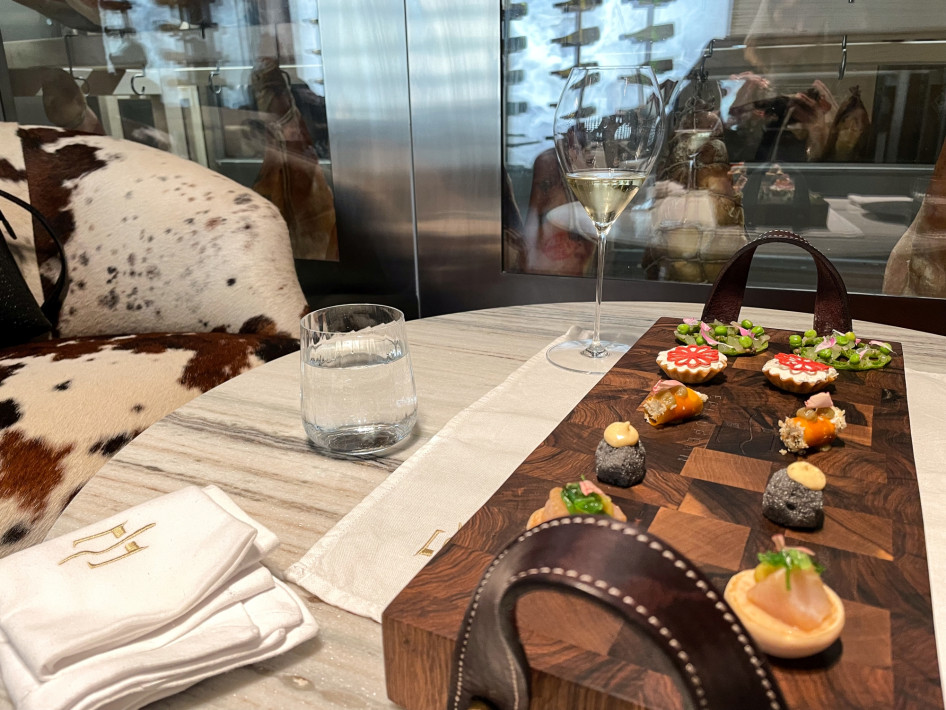  Amuse-bouche - ötféle falat készít fel a hétfogásos vacsorára. A teljesség igénye nélkül az összetevők: wasabi, zöldborsó, karfiol, áfonya, csontvelő, tintahal, angolna...