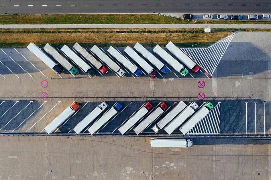 A gépjárművek műszaki állapotára, a sofőrök vezetési és pihenőidejére vonatkozó szabálysértések száma magas 