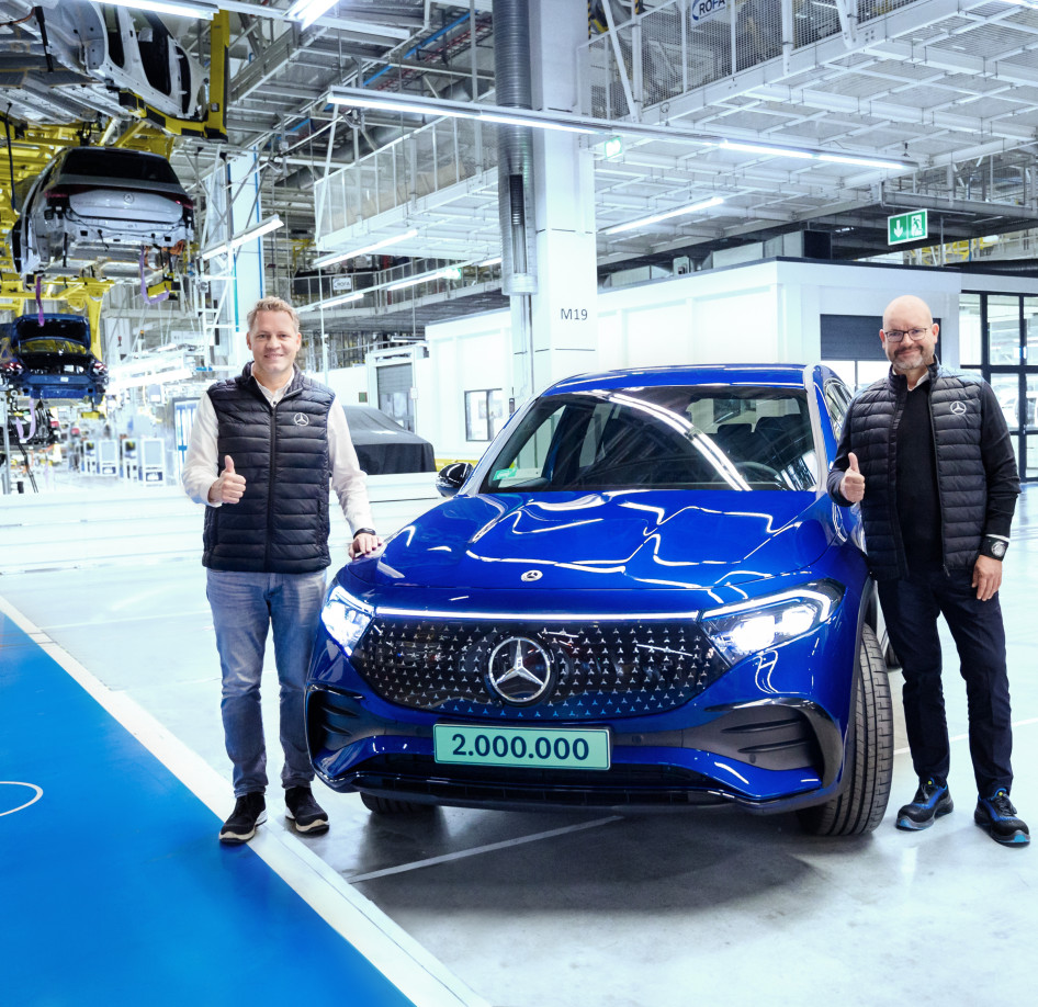 Jens Bühler (balra) és Jörg Burzer (jobbra) a kecskeméti Mercedes-Benz Gyár kétmilliomodik autójával 