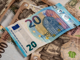 Rendkívül erős lett a forint, érdemes lehet devizában megtakarítani?