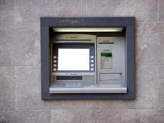 Duplázódik az ingyenes készpénzfelvétel, a bankoknak fájni fog