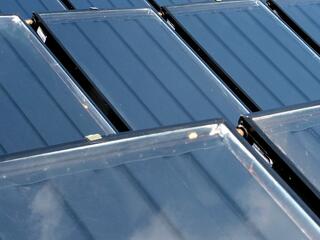 Összefogással szereznek napenergiát a tető nélküli lakók