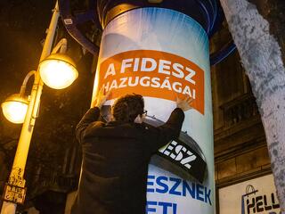 Meghekkelték a Fidesz plakátjait