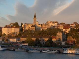 Erősödött a dínár a "nyugatiasok" győzelmére