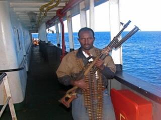 Bekerítették a kalózokat, egy tengerész meghalt