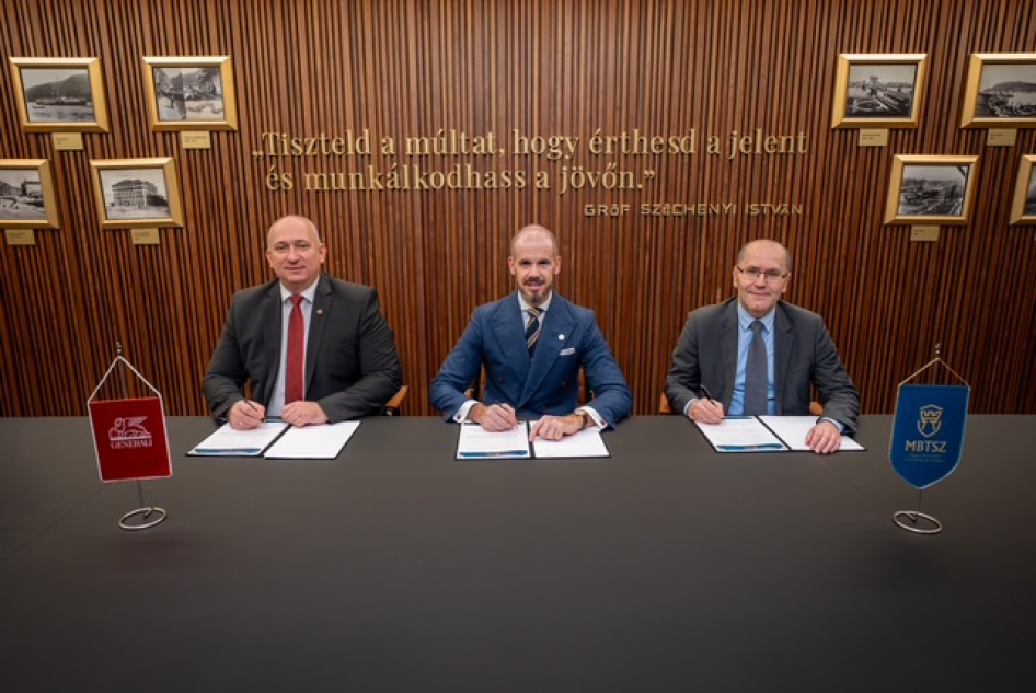 Márta Róbert a Generali Biztosító értékesítési területért felelős igazgatósági tagja, Keszthelyi Erik, a Hungarikum Biztosítási Alkusz Zrt. elnök-vezérigazgatója és Erdős Mihály a Generali Biztosító elnök-vezérigazgatója az ünnepélyes aláíráson