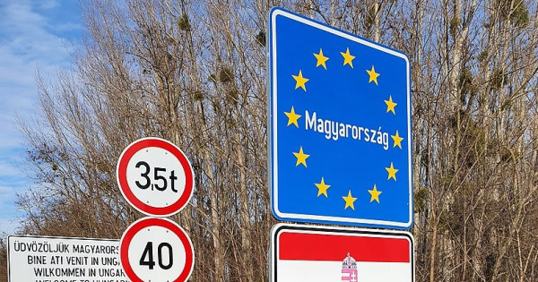 Az Ömböly és Károlypuszta közötti országhatár magyar oldalán található köszöntő jelzőtáblák – forgalomba helyezése Románia schengeni csatlakozását követően fog megtörténni