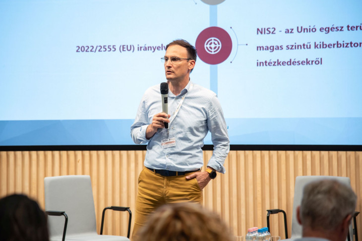 Az SZTFH kiberbiztonsági igazgatója, Bencsik Balázs többször figyelmeztetett 