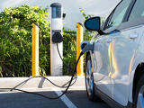 Immár kötelező elektromos töltőpontokat is kialakítani a nagyobb parkolókban