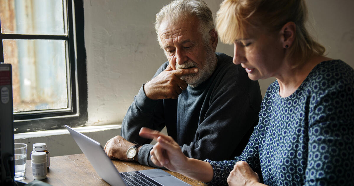 Szabad nyugdíjasként kölcsönnel segíteni a KHR-es családtagot?