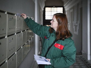 Komoly pénz érkezik a postások számlájára 