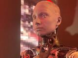 Elkészült a világ első olyan robotja, amely már beszél és reagál, természetesen Tesla - video