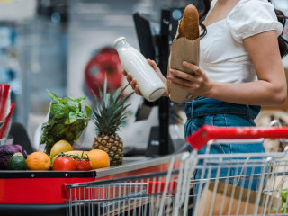 Hiába esnek az árak, a boltokban nem lett olcsóbb a húsvét