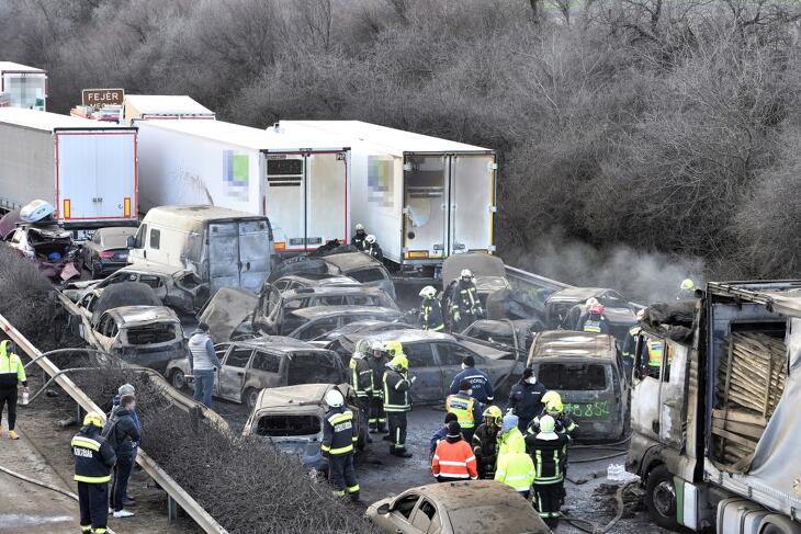 A balesetben öt kamion és 37 autó ütközött össze (Fotó: MTI/Lakatos Péter)