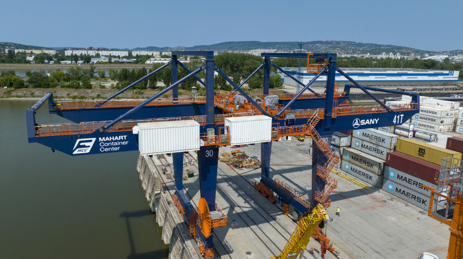 Megérkezett a MAHART Container Center új bakdaruja