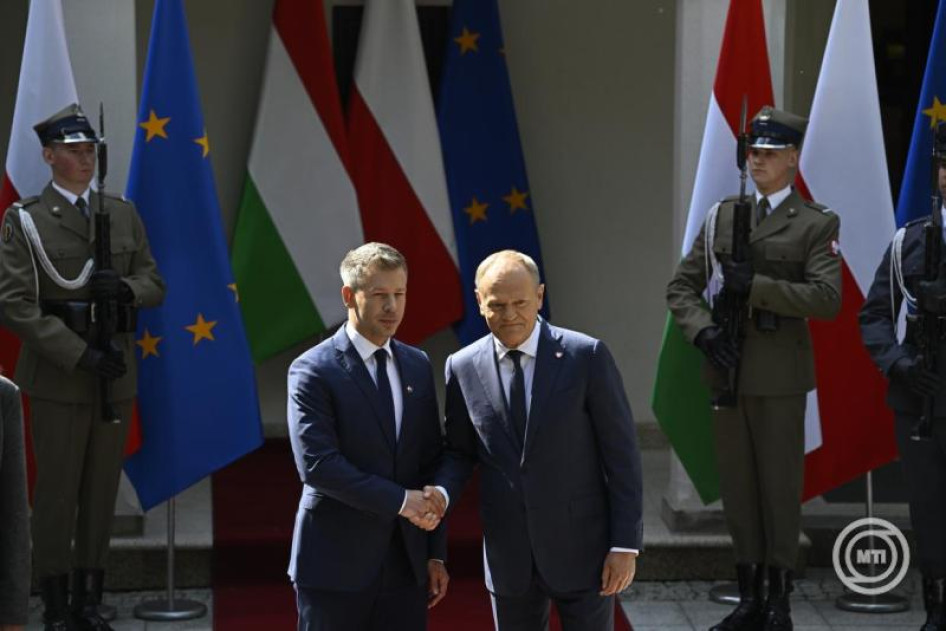 Donald Tusk lengyel kormányfő fogadja hivatalában Magyar Péter miniszterelnököt Varsóban