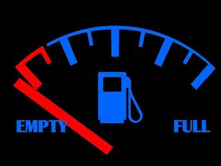 Rossz hír az autósoknak: marad a magasabb adó az üzemanyagokon