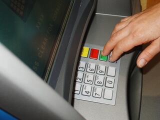 30 százalékkal több készpénz fogy az ATM-ekből, miközben csökkent az automaták száma