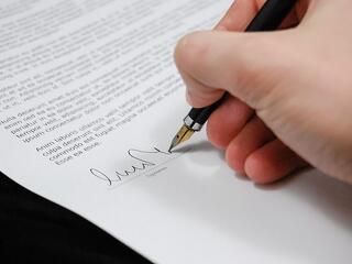 Hiteles és még hitelesebb – mire jó a közjegyzői aláírás hitelesítés?