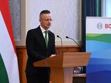Most éppen Németországgal akasztunk bajszot