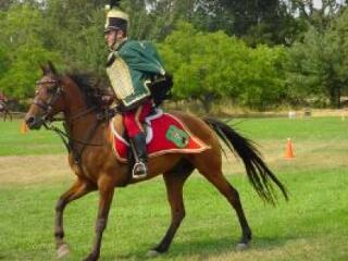 Huszárok kézbesítik a meghívókat